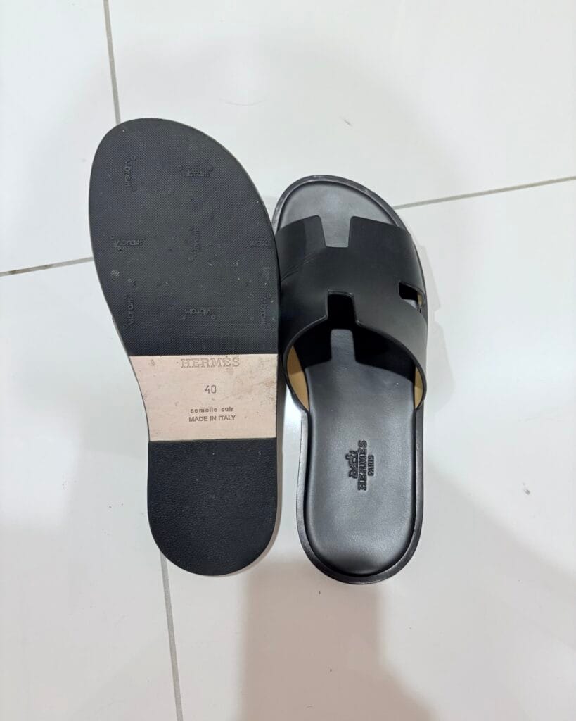 エルメス　HERMES イズミール 黒色40 HERMES エルメス イズミール サンダル 黒 レザー 40 箱・保存袋付き