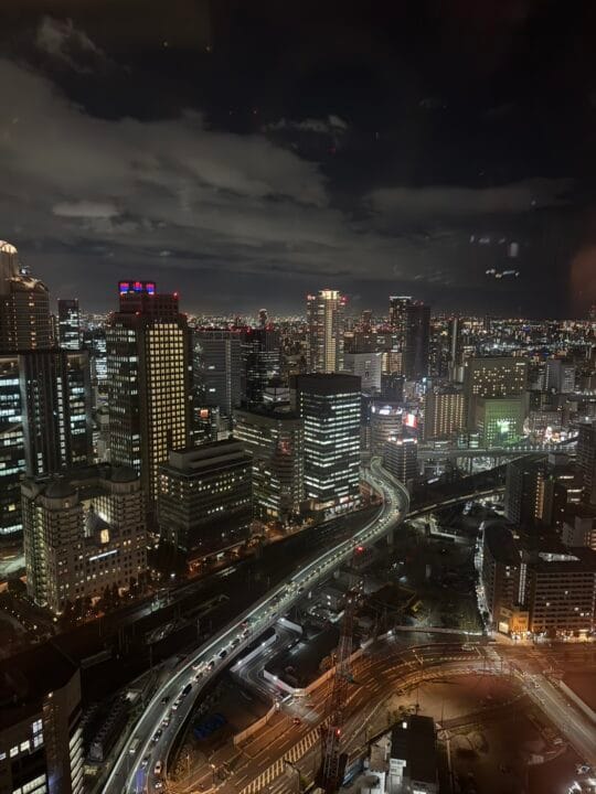 Canes & Talesの窓から見た梅田の夜景。眼下に阪神高速が曲がりながら抜けていく