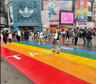 西門町のレインボー横断歩道。虹色に塗られた道路を人々が渡っていく
