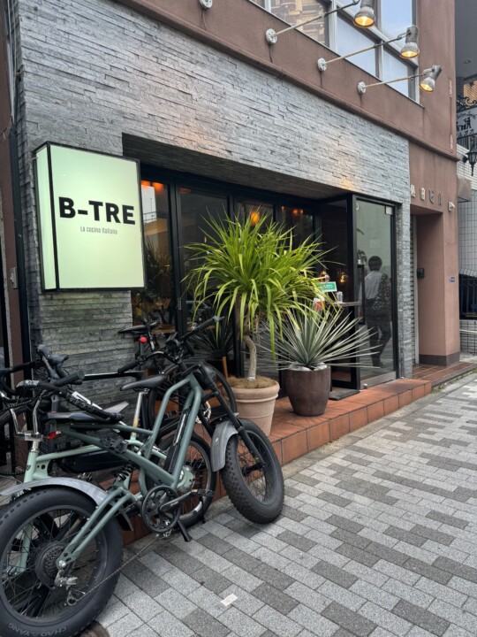 B-TREの看板が掲げられた、石張りの外観と入口まわり