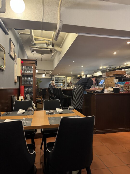 カウンターとテーブル席が並ぶ、落ち着いた店内の様子