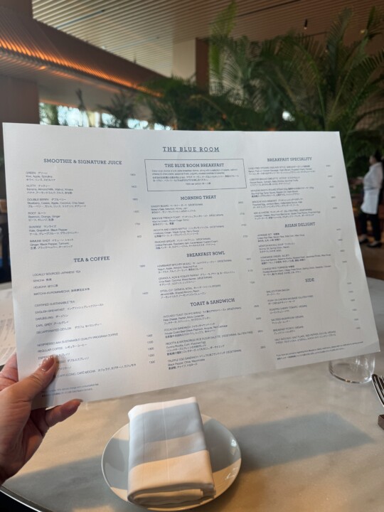 朝食レストランで手にした「THE BLUE ROOM」のメニュー。背後に緑
