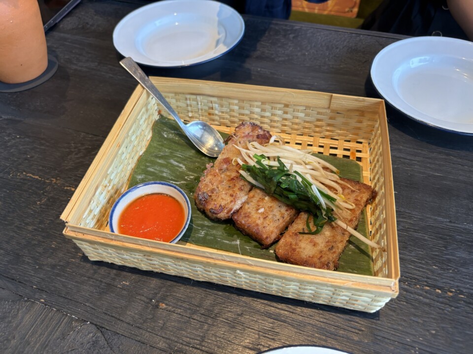 卓上の調味料とポークパッタイ