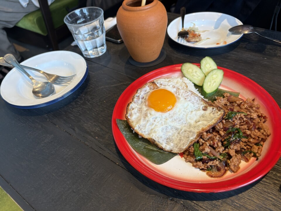 パッタイを味わう