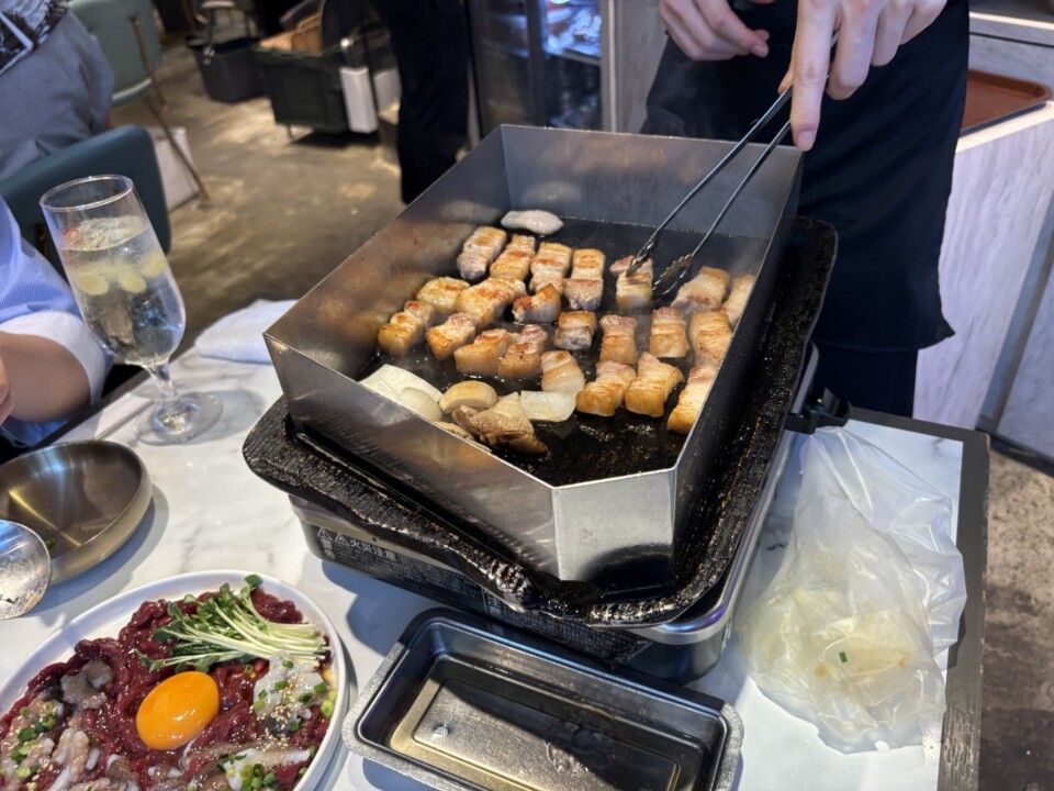 韓国料理の皿が並ぶテーブル