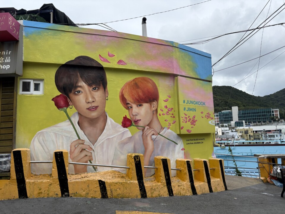 釜山出身のBTSメンバー、ジョングクとジミンの壁画（甘川文化村）