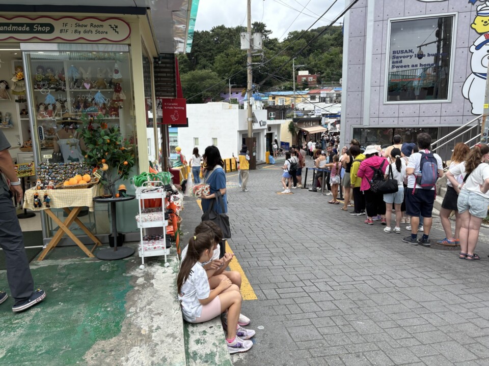 甘川文化村のメインストリート。土産物店の前に星の王子さま像へ並ぶ行列が続く