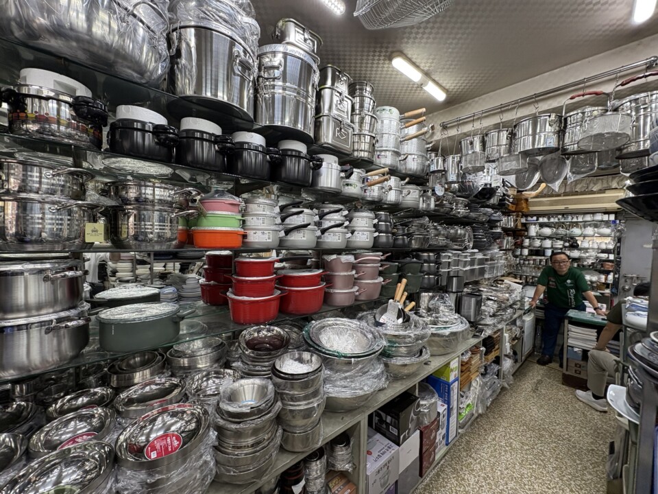 富平カントン市場の道具屋。鍋や食器が天井まで積み上がる