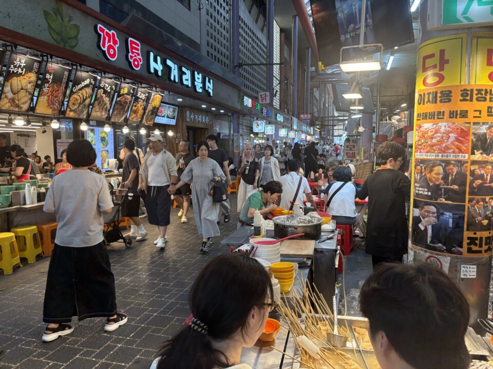 富平カントン市場の食べ物横丁。粉食の屋台と食べ歩きの人々