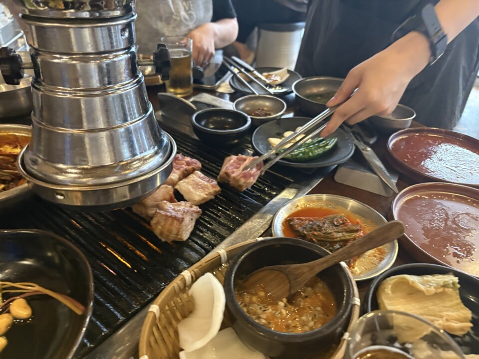 店員が目の前のグリルで厚切り肉を焼いてくれる(オムヨンベク海雲台店)