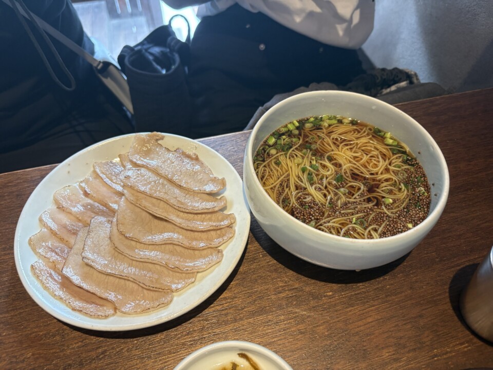 スユク（茹で豚）の盛り合わせと、醤油だれの温麺カンジャンククス