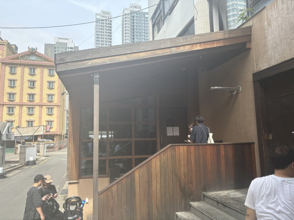 オムヨンベク海雲台店の朝の外観。開店前から人が集まる（釜山・海雲台）