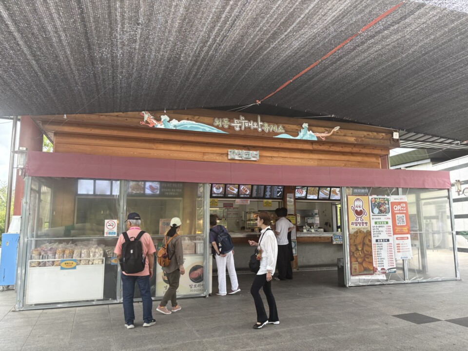 外東文武大王サービスエリアの軽食コーナー。ホットドッグや땅콩パンの売店
