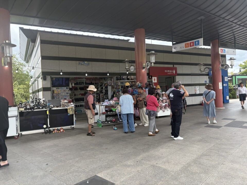 サービスエリアの雑貨売店とトイレ前の賑わい