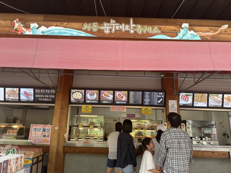 軽食コーナーの看板と売店。慶州名物のお菓子ポスターも並ぶ