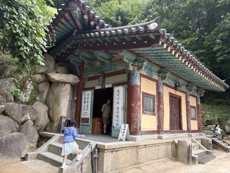 岩山に寄り添うように建つ石窟庵の入口のお堂。この奥に本尊の石仏が安置されている（内部は撮影禁止）