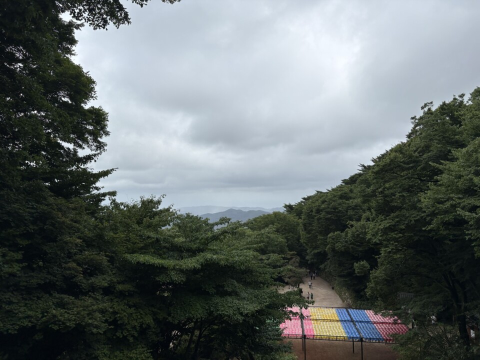 石窟庵の参道から望む慶州の山並み。眼下に色とりどりの燃灯の屋根が見える