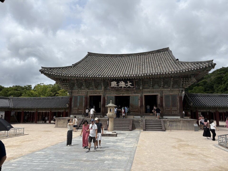 仏国寺の本堂・大雄殿。石灯籠と石段の先に堂々と構える