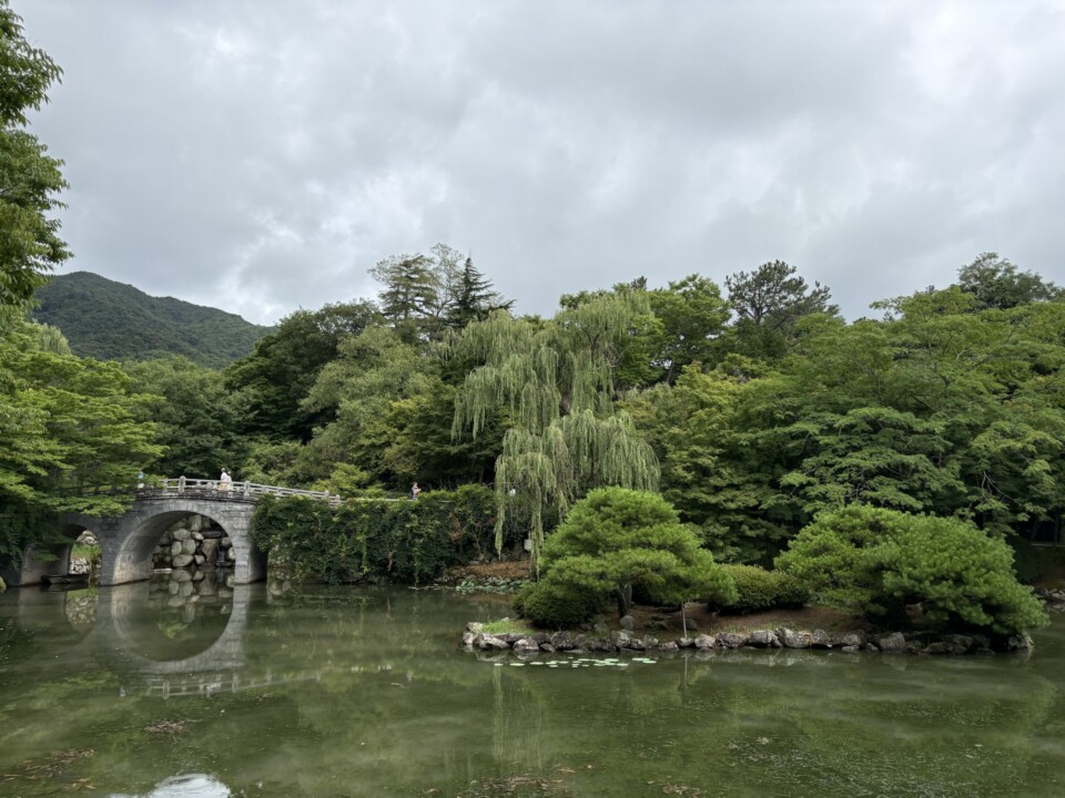 仏国寺の庭園の池。アーチ型の石橋と柳が水面に映る