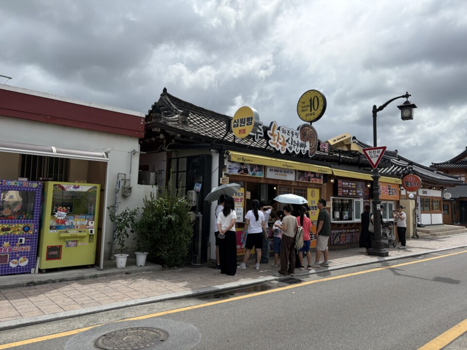 十ウォンパンの店の前にできた行列(慶州・皇理団キル)