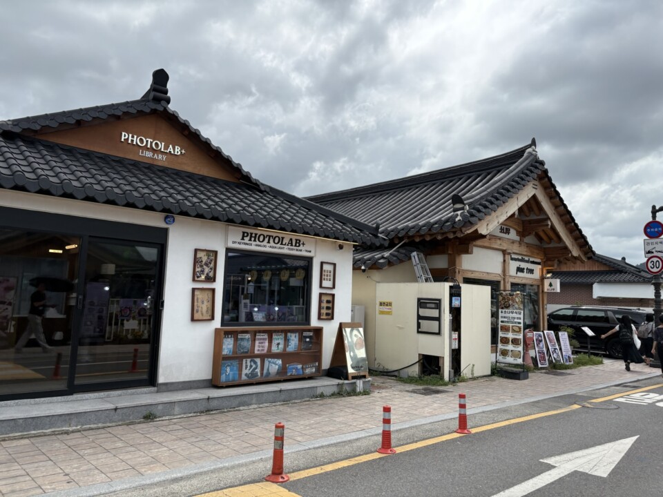 皇理団キルの街並み。韓屋を活かしたフォトスタジオや飲食店が並ぶ(慶州)