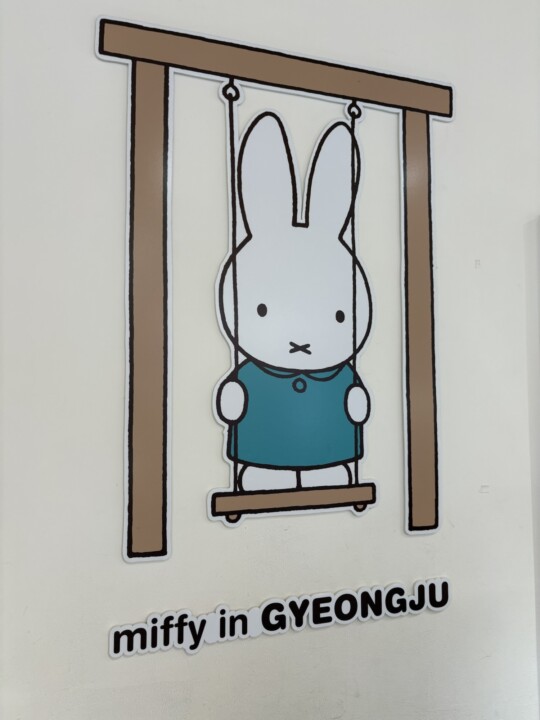 店内の「miffy in GYEONGJU」の壁面サイン。ブランコに乗るミッフィー