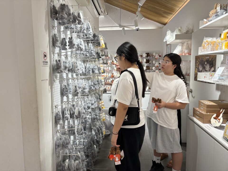 慶州限定の石像カラーのミッフィーグッズが壁一面に並ぶ店内。買い物客で混み合う