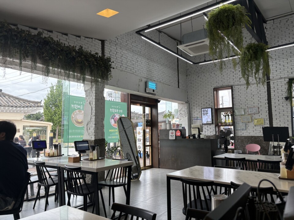 白レンガと吊りグリーンが爽やかなホァンナムミルミョンの店内(慶州・皇理団キル周辺)