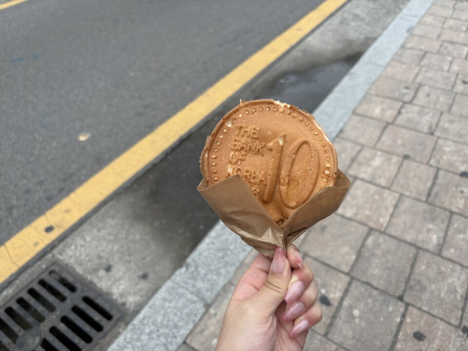 焼きたての10ウォンパン。10ウォン硬貨そっくりの焼き目にチーズが包まれる