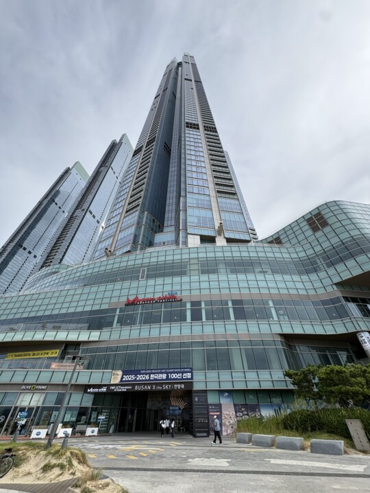海雲台LCTタワーを見上げる。低層部にBUSAN X the SKY展望台の入口がある