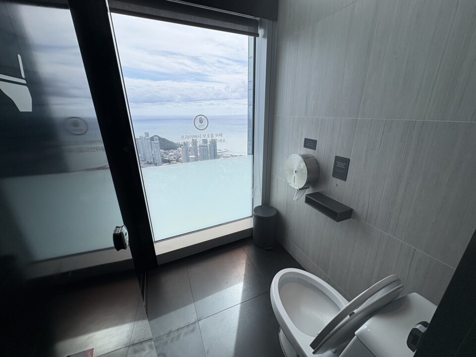 展望台のトイレから海雲台の海が見下ろせる遊び心ある造り