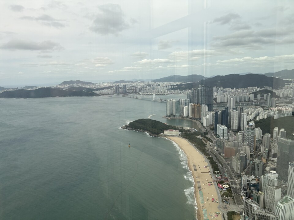 100階から見下ろす海雲台ビーチと広安大橋、椿島(冬柏島)の絶景