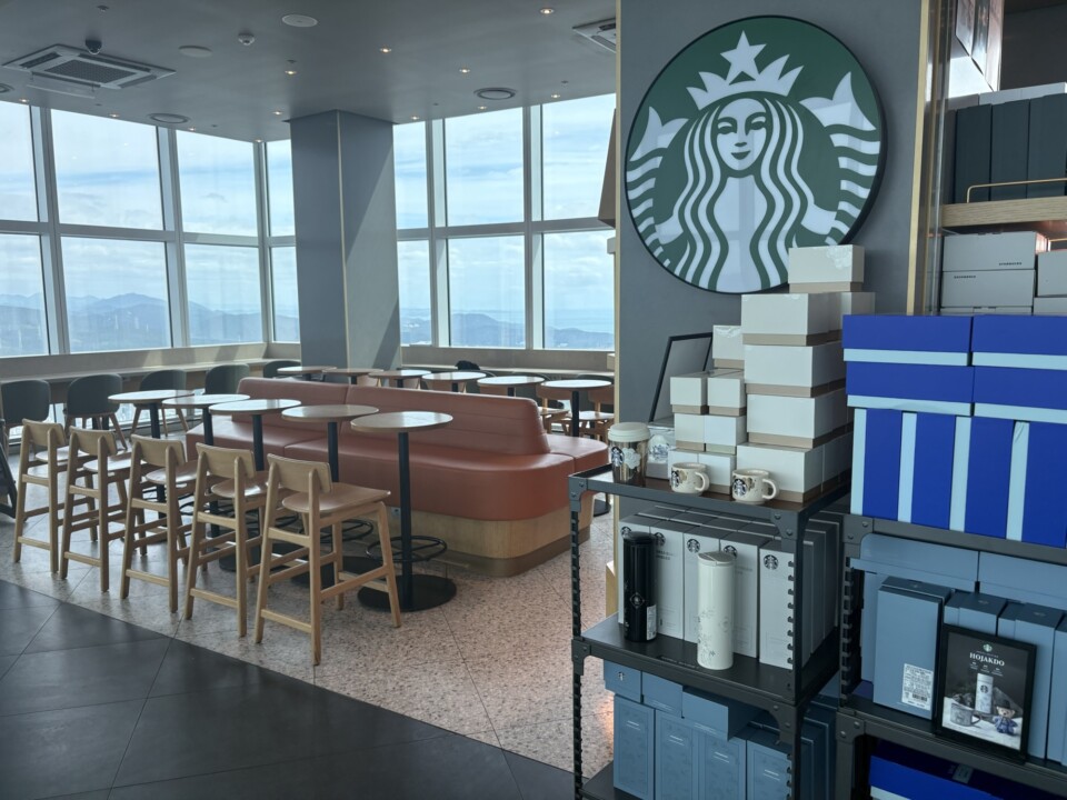 99階スターバックスの店内。窓の外に釜山の山並みが広がる