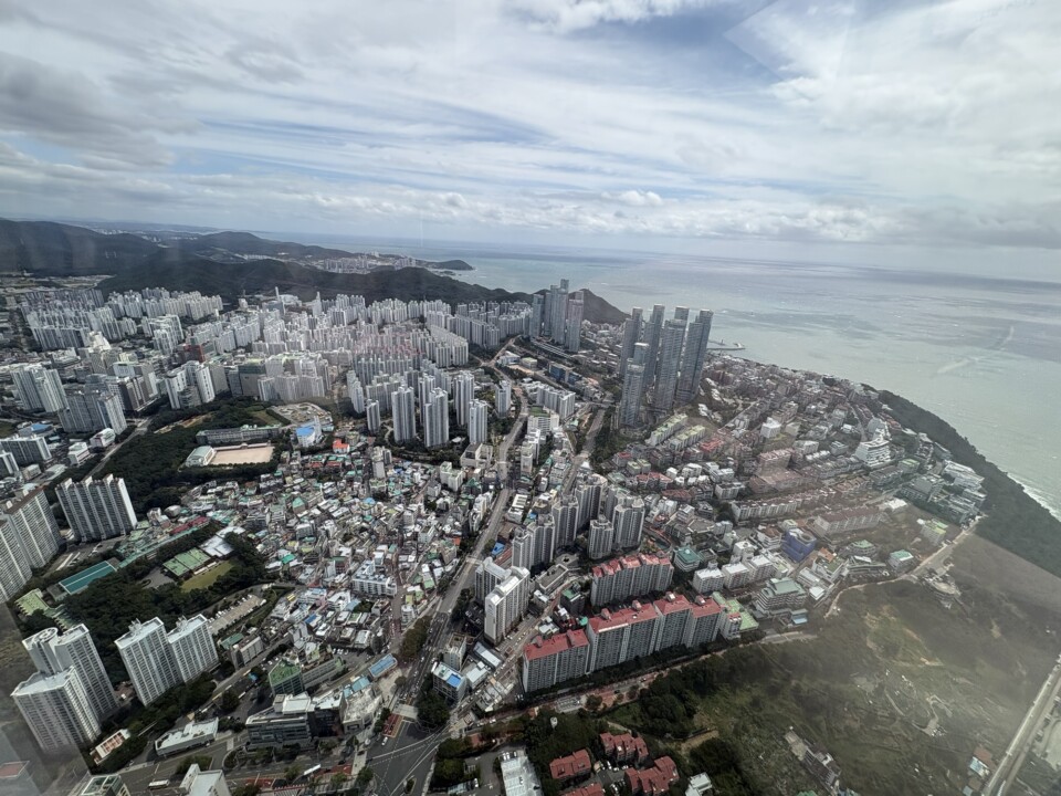 100階から望む釜山の超高層マンション群と海岸線