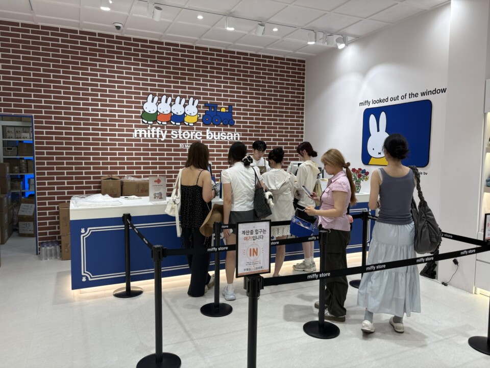 ミッフィーストア釜山のレジカウンター。列規制のロープが張られるほどの人気