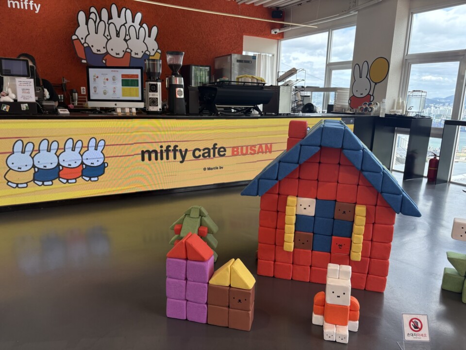 ミッフィーカフェ釜山のカウンター。ブロックで組んだミッフィーの家のオブジェが出迎える