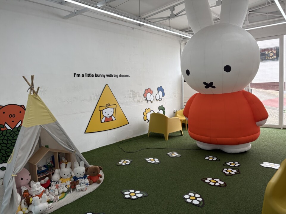 巨大なミッフィーのバルーンと「I'm a little bunny with big dreams.」の壁面（キッズスペース）