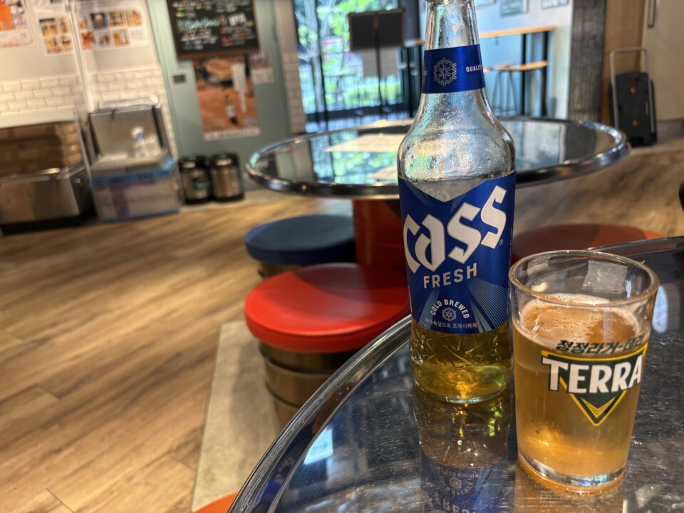韓国ビールCASSの瓶とTERRAのグラス。昼のマンナポチャで