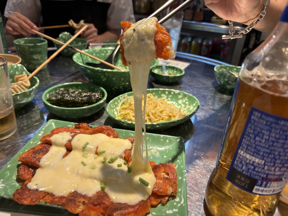 チーズキムチチヂミ。持ち上げるとチーズが長く伸びる