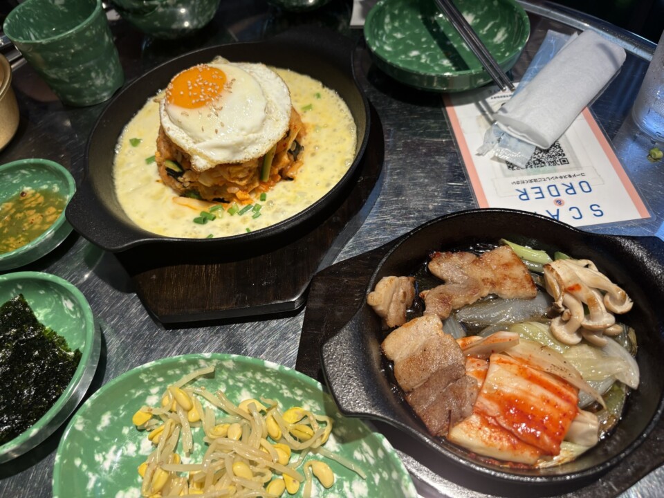 鉄板のチーズキムチチャーハンと目玉焼き、サムギョプサルの鉄鍋(マンナポチャ)