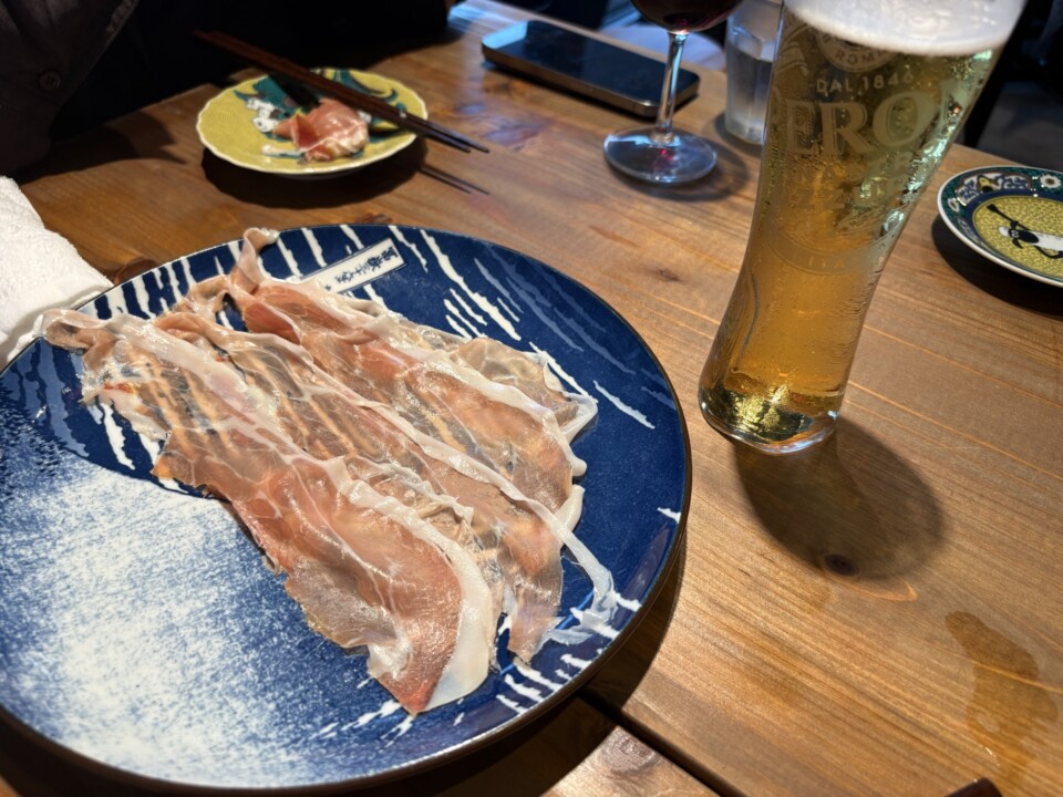 ベルケルのスライサーで極薄に切られた、とろける生ハムとペローニの生ビール(とんとんとんきぃ)