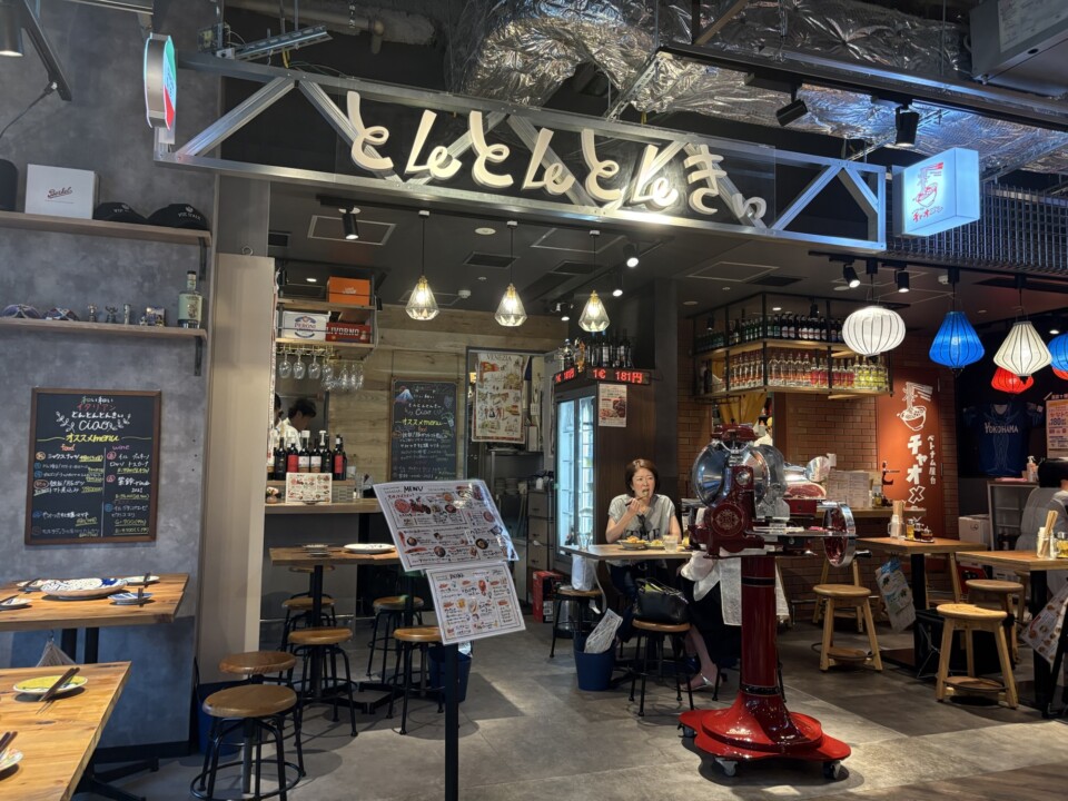 イタリアン酒場「とんとんとんきぃ」の店構え。店頭に真っ赤なベルケル社のスライサーが鎮座する
