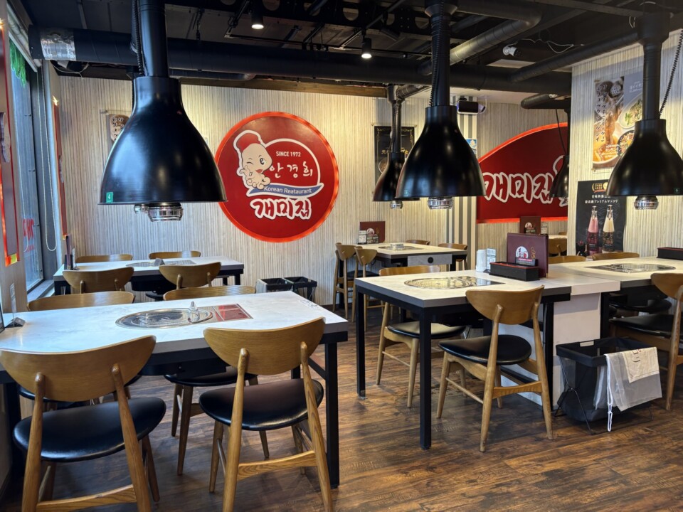 ケミチプ新大久保本店の店内。各テーブルに排気フードが下がる
