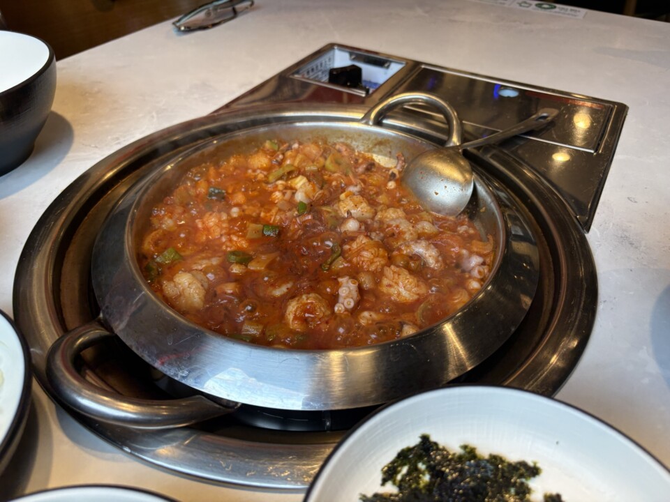 煮上がったナッコプセ。赤いスープにタコ・ホルモン・エビが浮かぶ