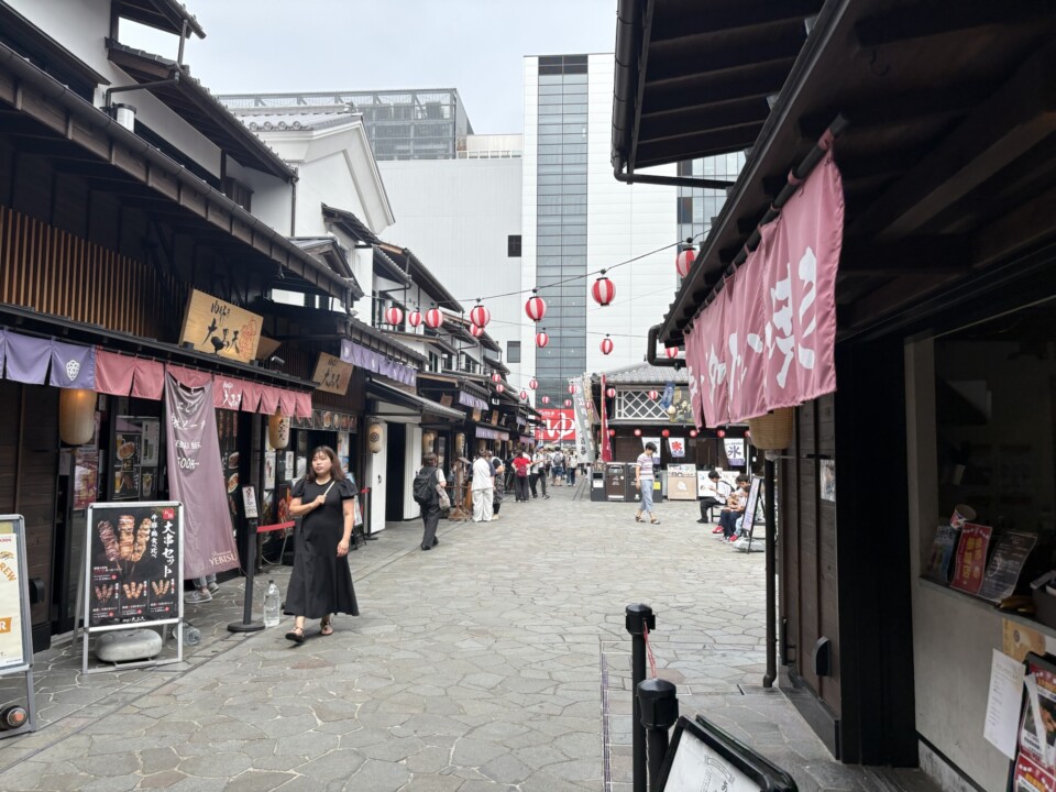豊洲千客万来の中通り。江戸の町並みを模した木造の店構えと赤提灯が並ぶ