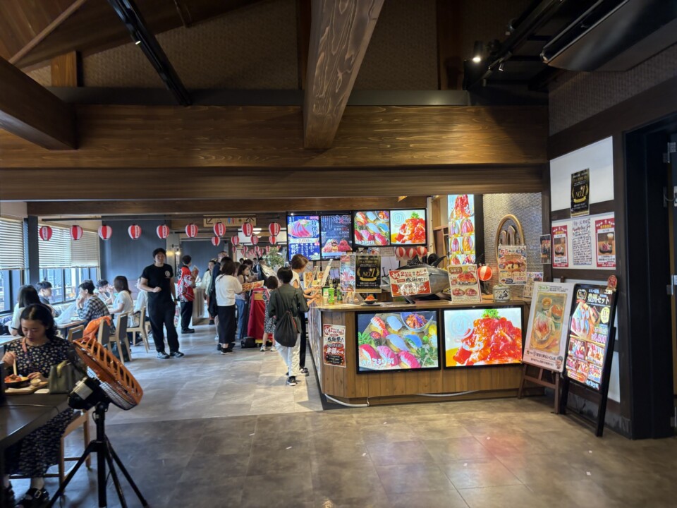 千客万来の館内。屋台と土産物店が並び、来場者で賑わう