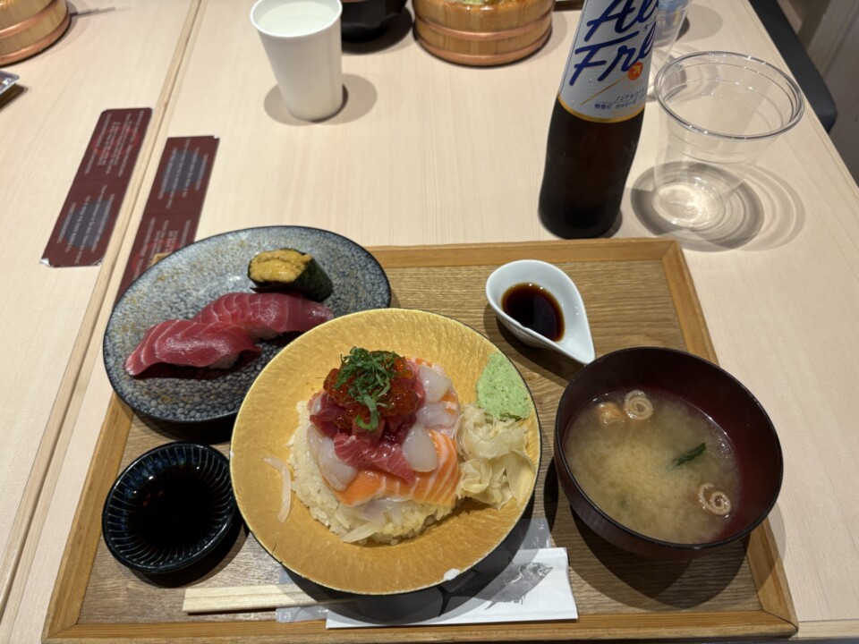 海鮮丼とマグロの握り、うにの軍艦、味噌汁がのった膳