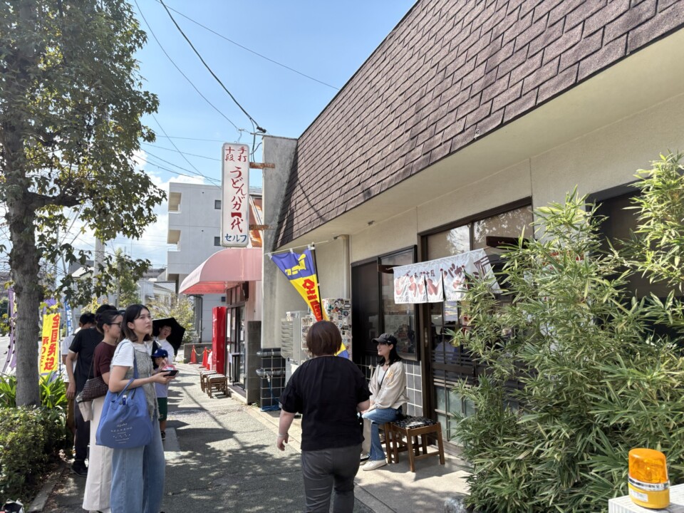 うどんバカ一代の店の前に伸びる行列