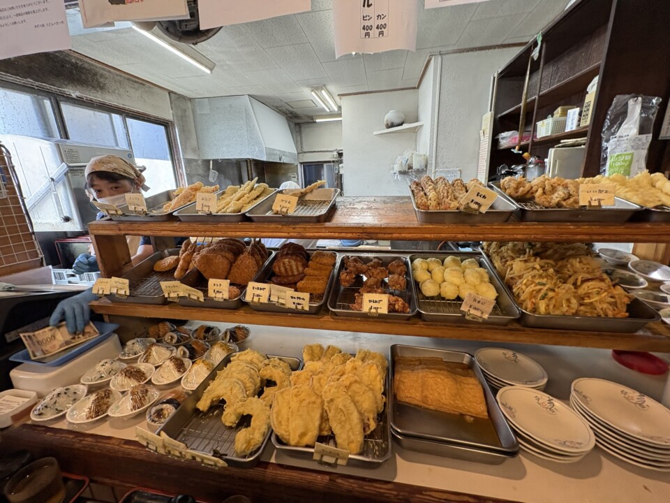 セルフのカウンターに並ぶ天ぷらや揚げ物