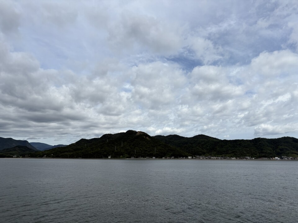 フェリーから見た、緑に覆われた島と穏やかな海